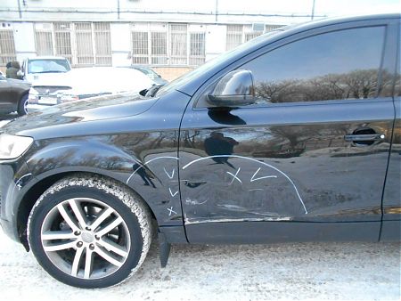 Повреждения на двери и крыле Audi Q7